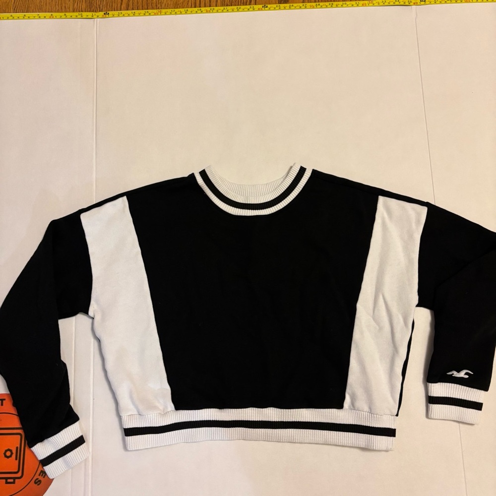 Hollister sz small‎ Black and White Crewneck Sweatshirt color block
